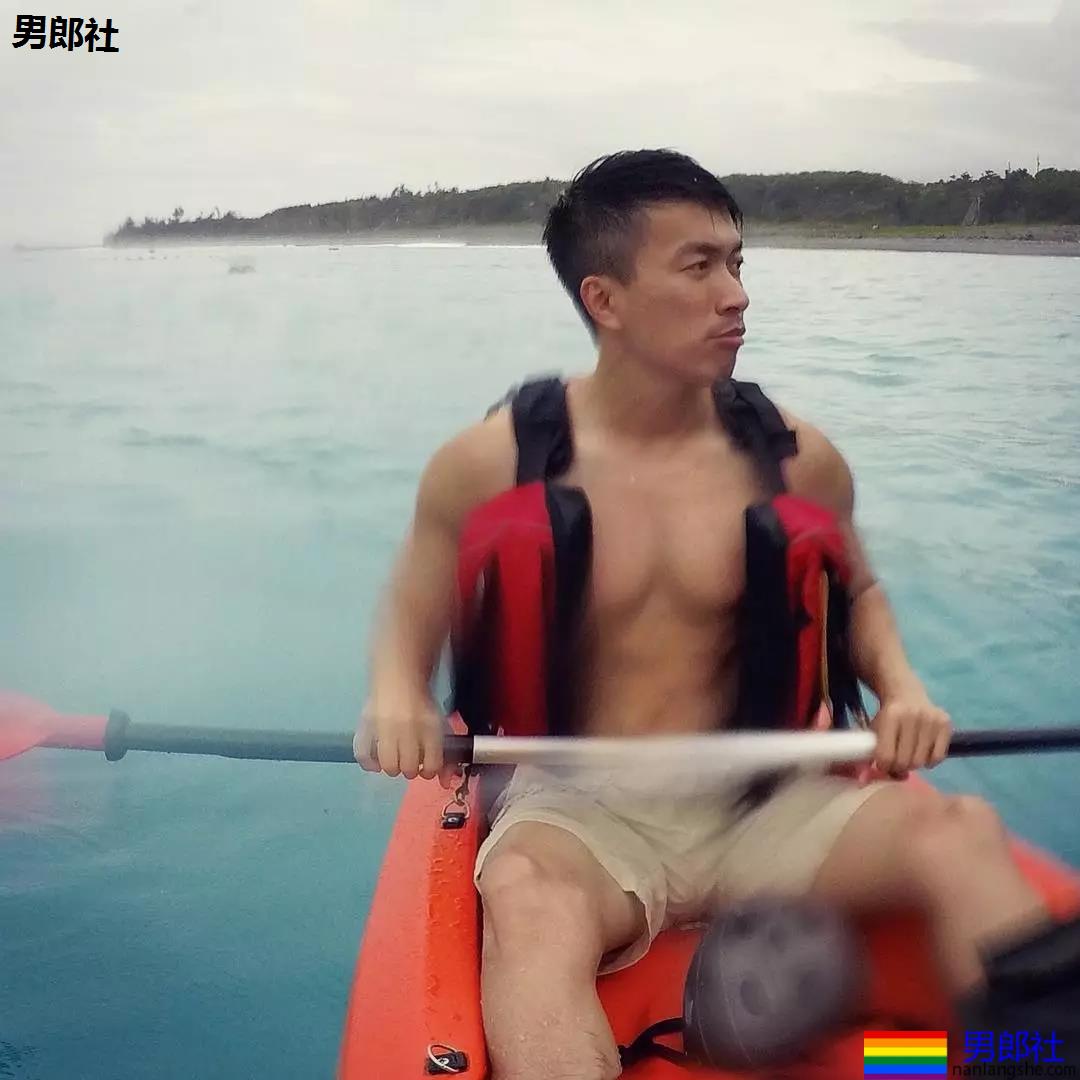 划船的小哥哥短裤真贴身，拍个照镜头都湿了 - 51虹马