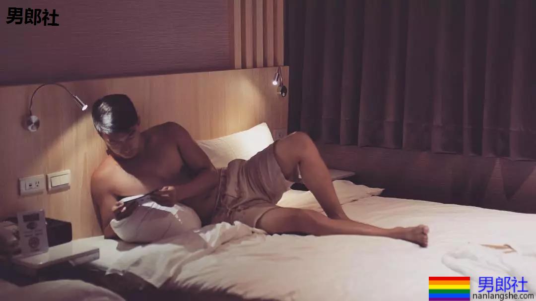 划船的小哥哥短裤真贴身，拍个照镜头都湿了 - 51虹马