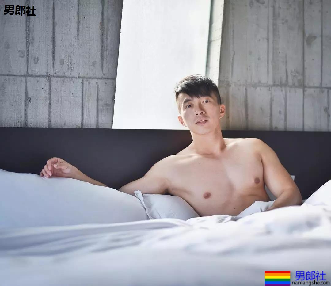 划船的小哥哥短裤真贴身，拍个照镜头都湿了 - 51虹马