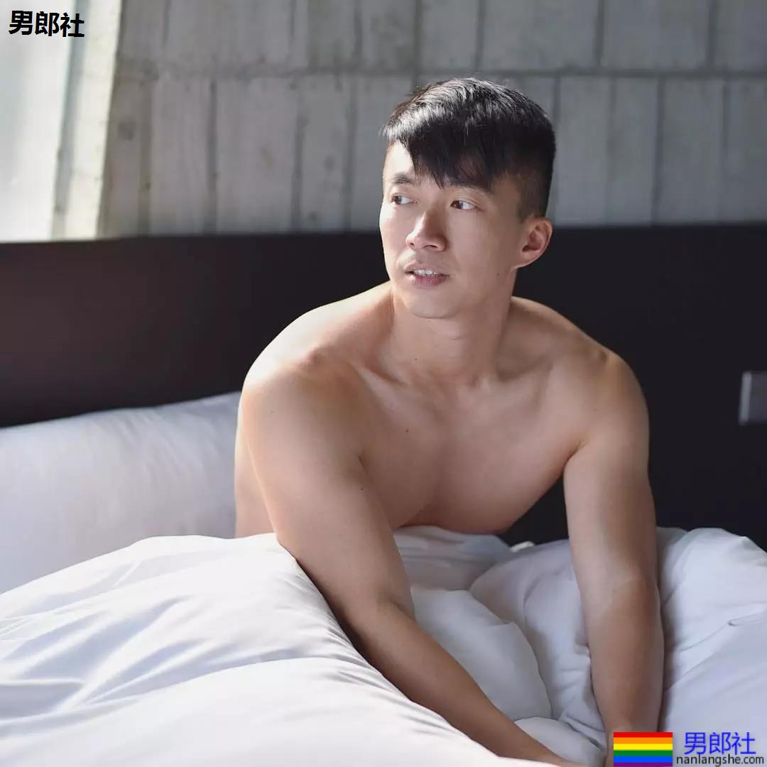 划船的小哥哥短裤真贴身，拍个照镜头都湿了 - 51虹马