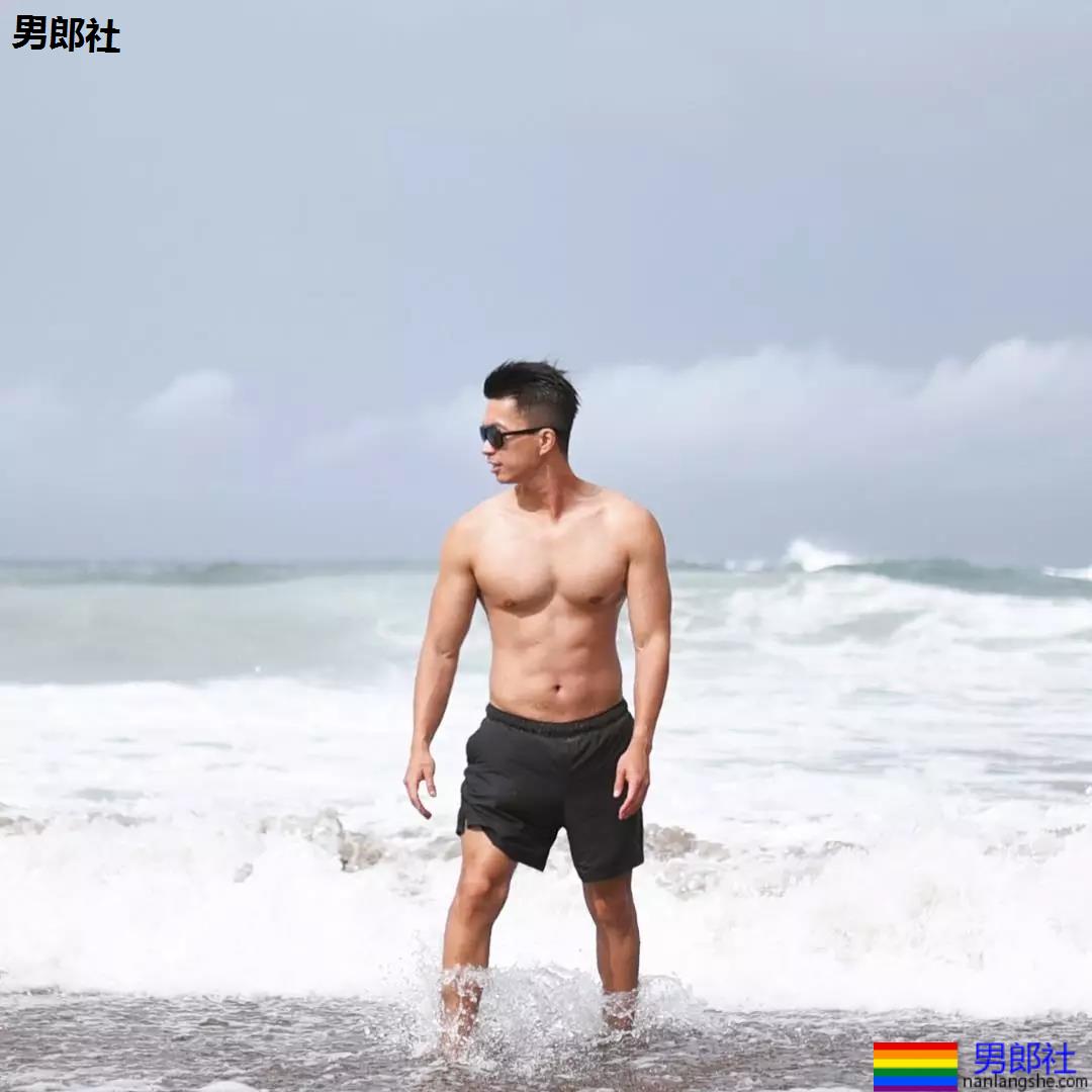 划船的小哥哥短裤真贴身，拍个照镜头都湿了 - 51虹马