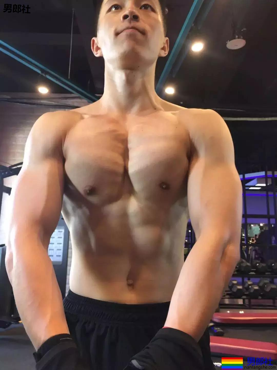 我的BF，胸肌能夹笔、夹硬币、夹可乐、夹我的…… - 51虹马