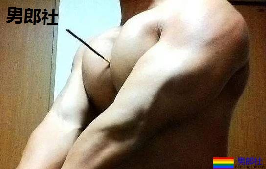 我的BF，胸肌能夹笔、夹硬币、夹可乐、夹我的…… - 51虹马