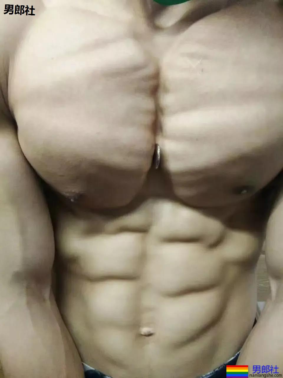 我的BF，胸肌能夹笔、夹硬币、夹可乐、夹我的…… - 51虹马