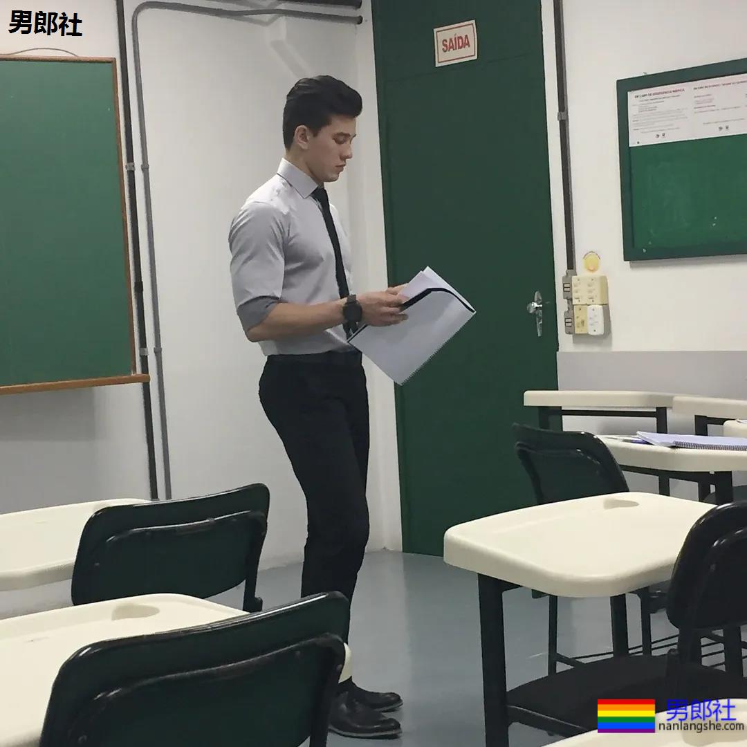 后翘肌肉老师刷爆网络！高帅筋肉男模又憨又坏，被他帅到窒息！ - 51虹马