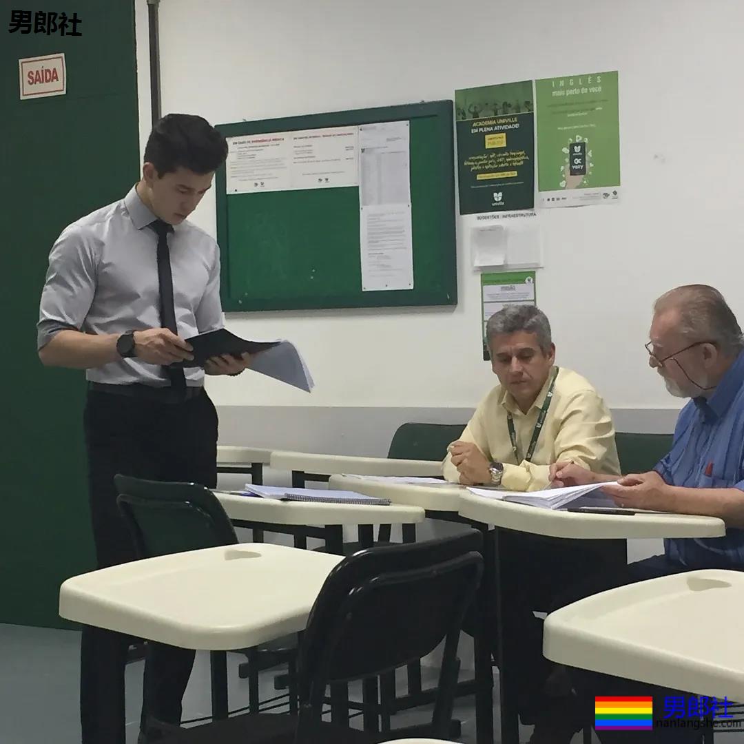 后翘肌肉老师刷爆网络！高帅筋肉男模又憨又坏，被他帅到窒息！ - 51虹马