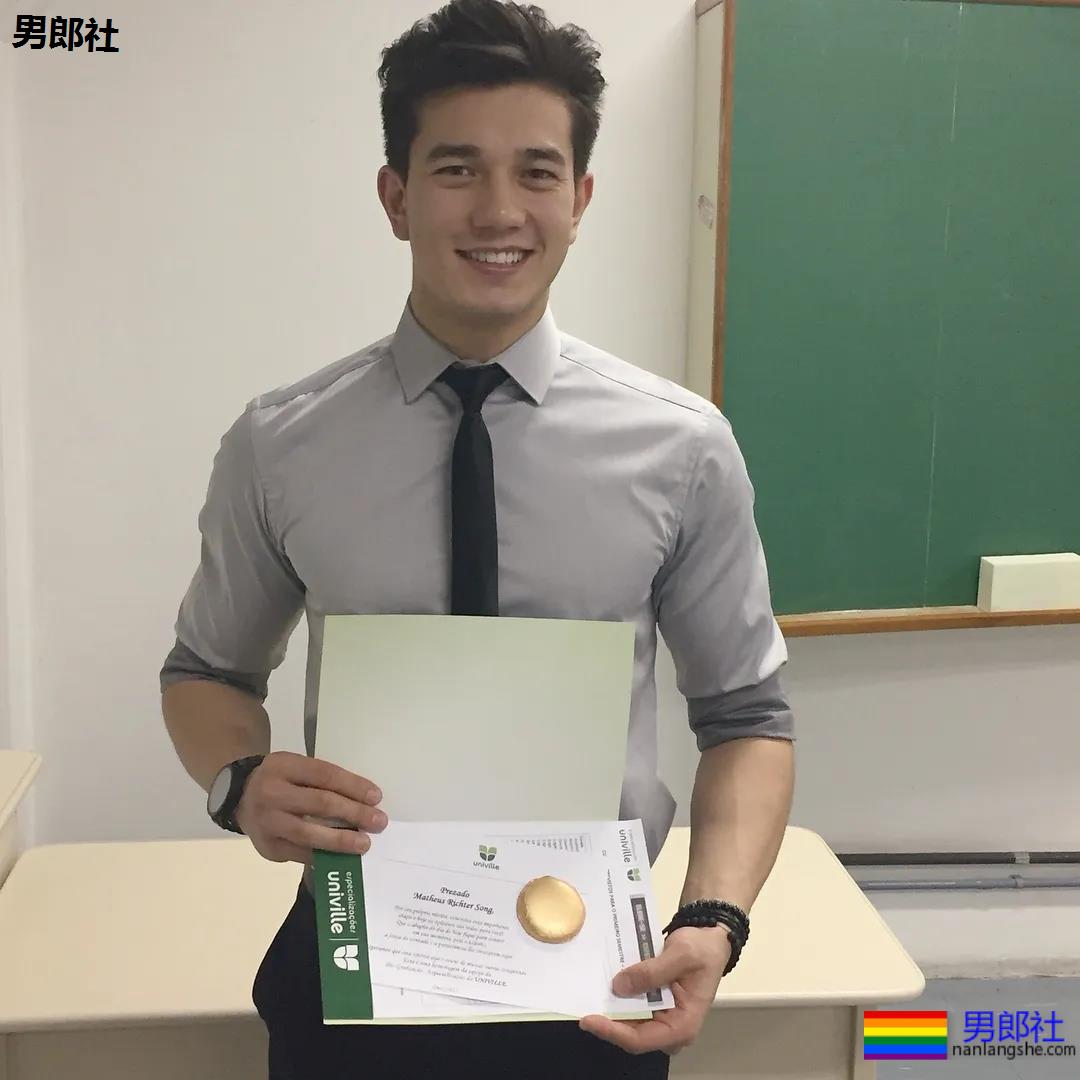 后翘肌肉老师刷爆网络！高帅筋肉男模又憨又坏，被他帅到窒息！ - 51虹马