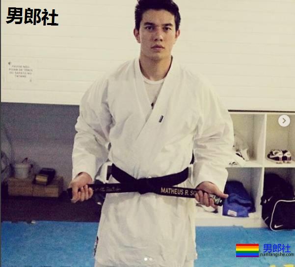 后翘肌肉老师刷爆网络！高帅筋肉男模又憨又坏，被他帅到窒息！ - 51虹马