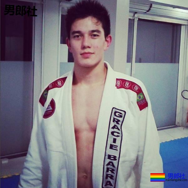 后翘肌肉老师刷爆网络！高帅筋肉男模又憨又坏，被他帅到窒息！ - 51虹马