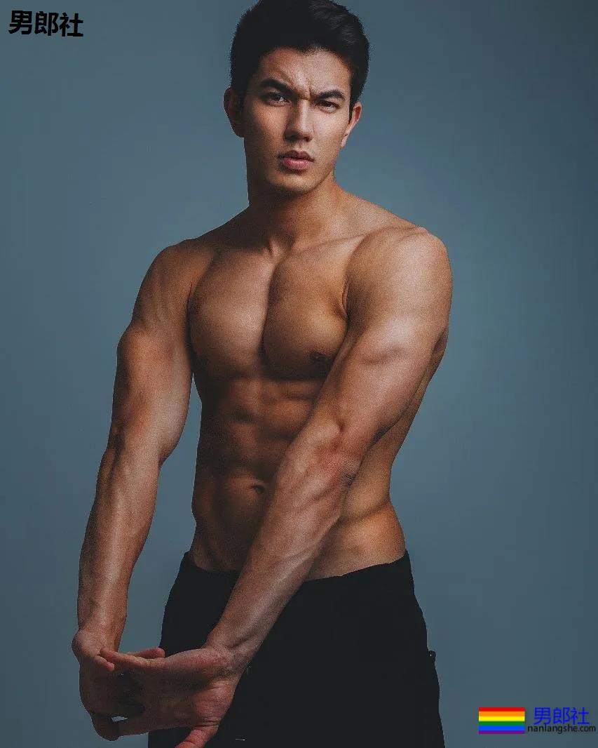 后翘肌肉老师刷爆网络！高帅筋肉男模又憨又坏，被他帅到窒息！ - 51虹马