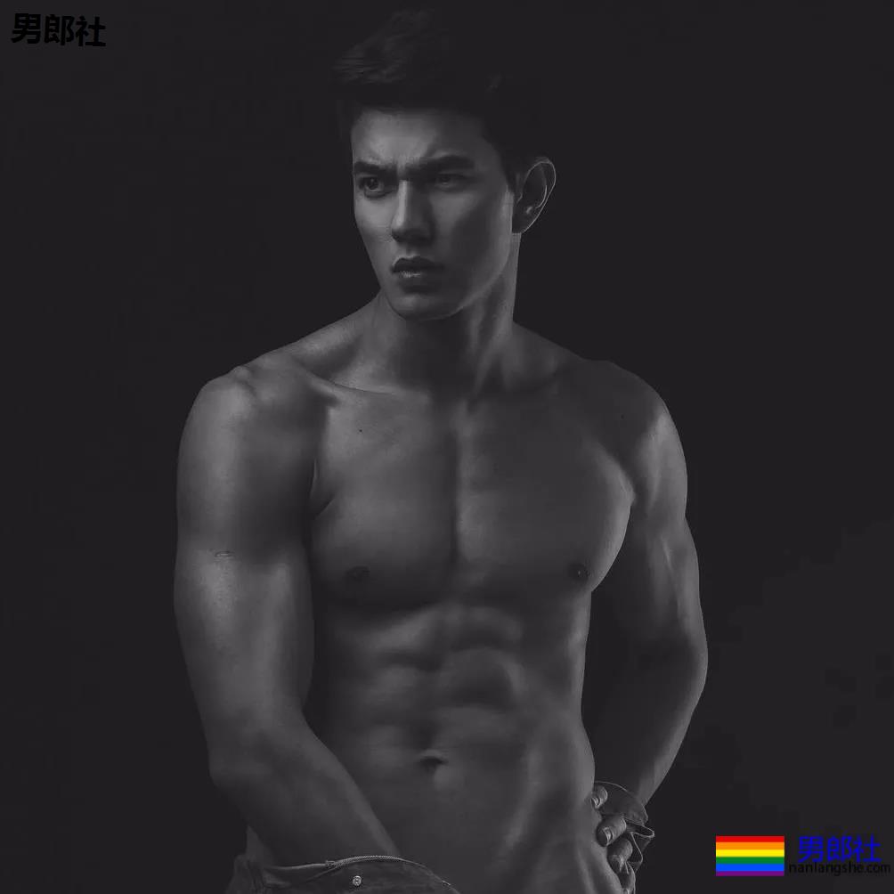 后翘肌肉老师刷爆网络！高帅筋肉男模又憨又坏，被他帅到窒息！ - 51虹马