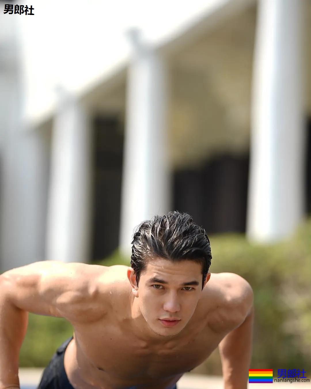 后翘肌肉老师刷爆网络！高帅筋肉男模又憨又坏，被他帅到窒息！ - 51虹马