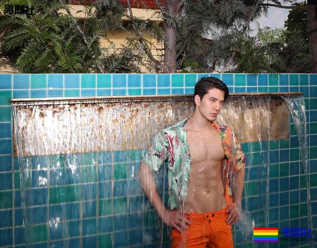 后翘肌肉老师刷爆网络！高帅筋肉男模又憨又坏，被他帅到窒息！ - 51虹马