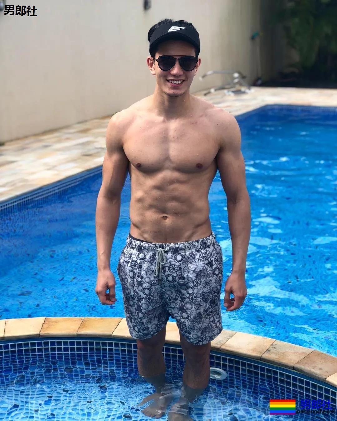 后翘肌肉老师刷爆网络！高帅筋肉男模又憨又坏，被他帅到窒息！ - 51虹马