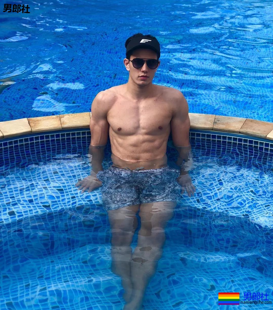 后翘肌肉老师刷爆网络！高帅筋肉男模又憨又坏，被他帅到窒息！ - 51虹马