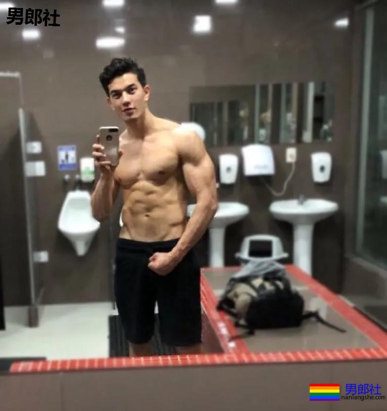 后翘肌肉老师刷爆网络！高帅筋肉男模又憨又坏，被他帅到窒息！ - 51虹马