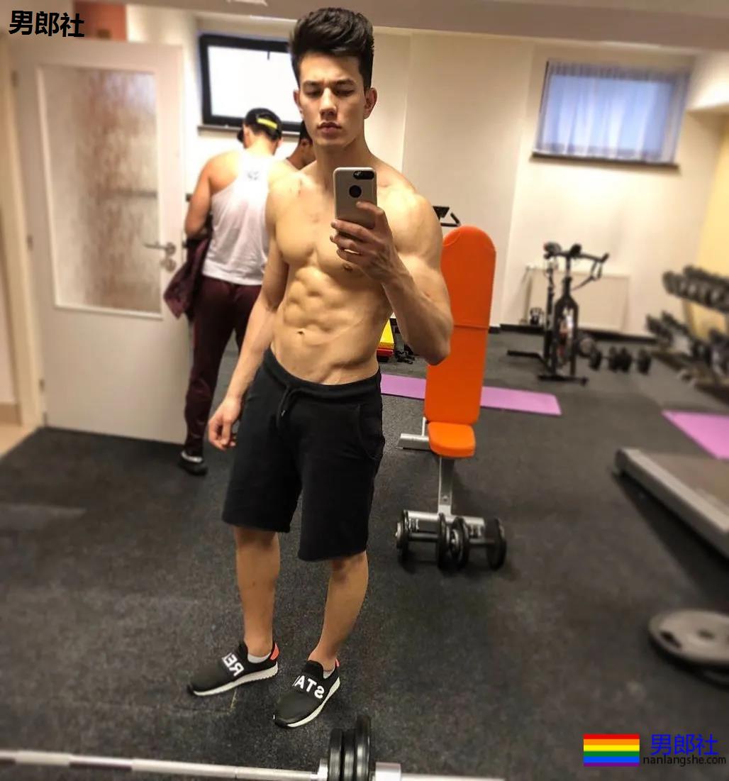 后翘肌肉老师刷爆网络！高帅筋肉男模又憨又坏，被他帅到窒息！ - 51虹马