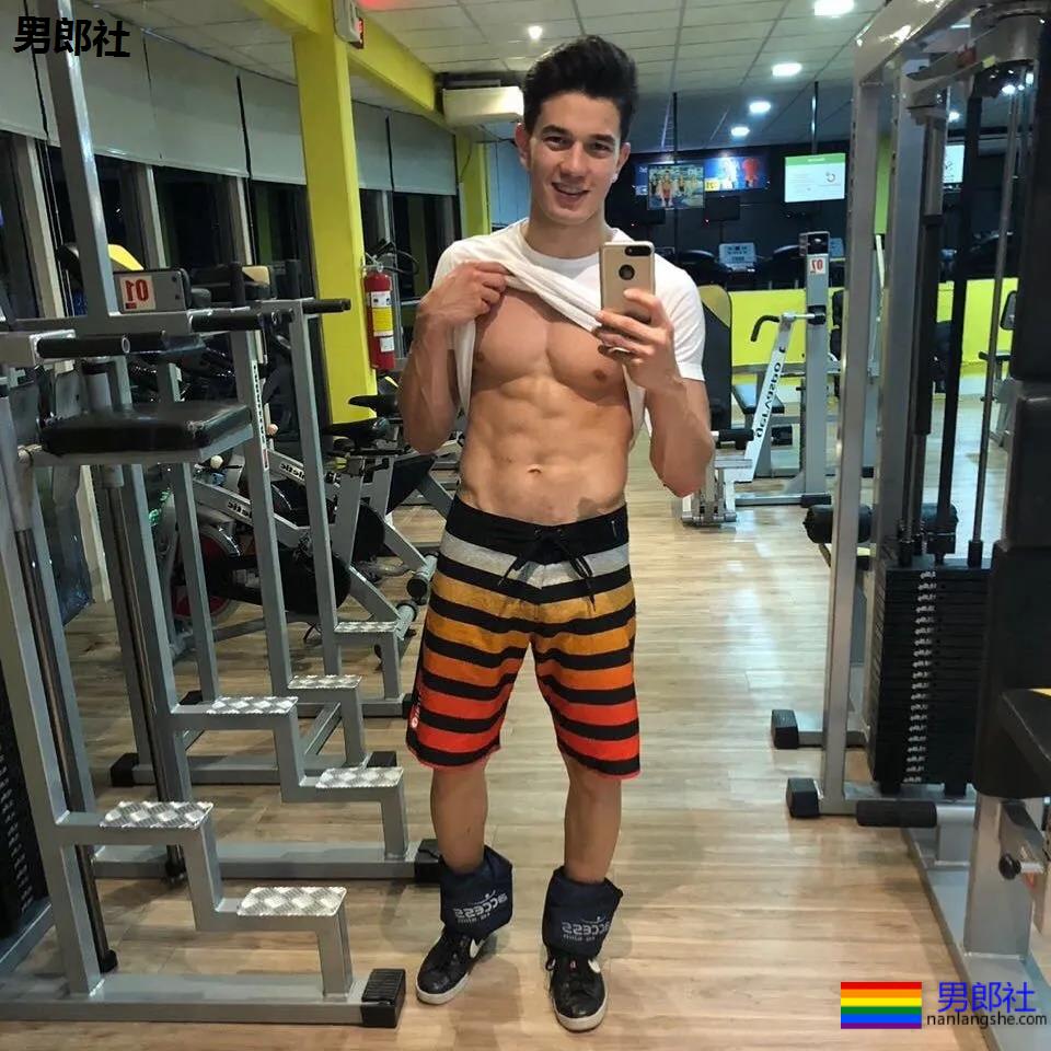 后翘肌肉老师刷爆网络！高帅筋肉男模又憨又坏，被他帅到窒息！ - 51虹马