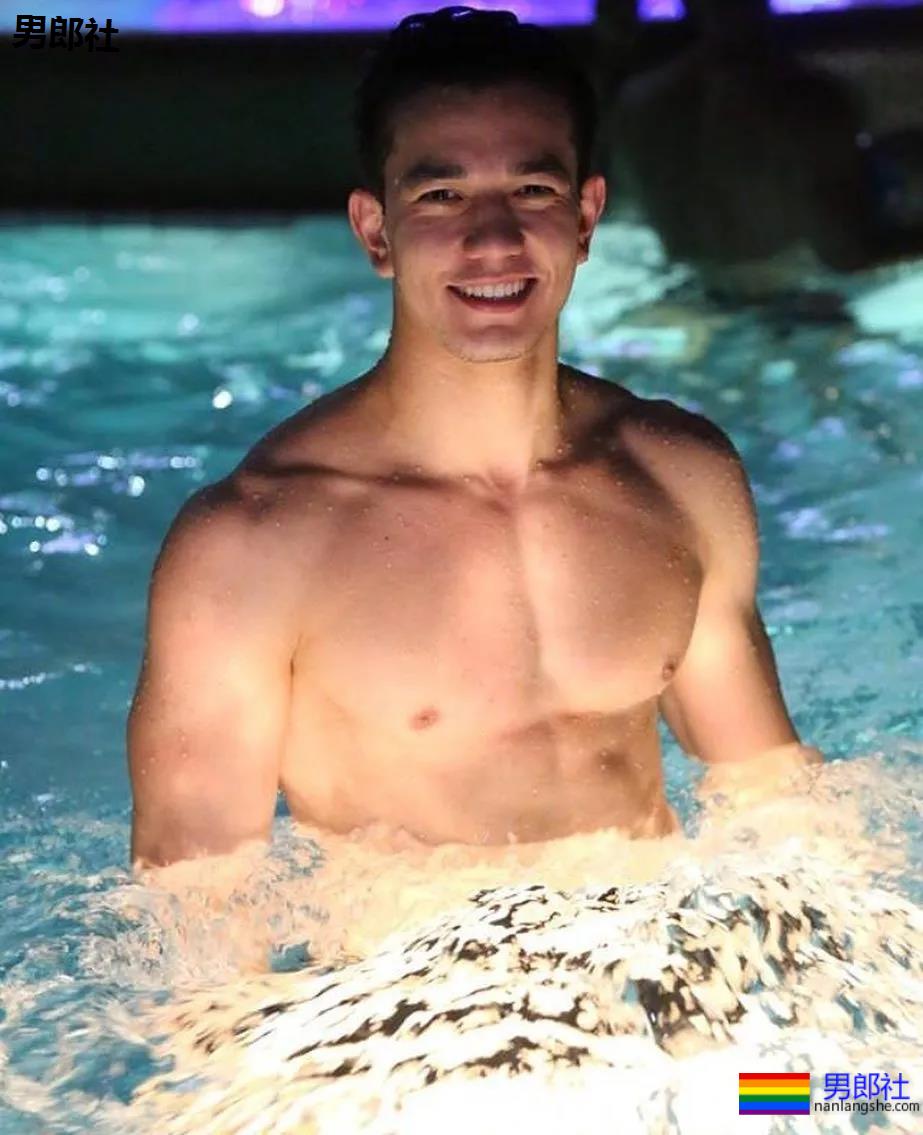 后翘肌肉老师刷爆网络！高帅筋肉男模又憨又坏，被他帅到窒息！ - 51虹马