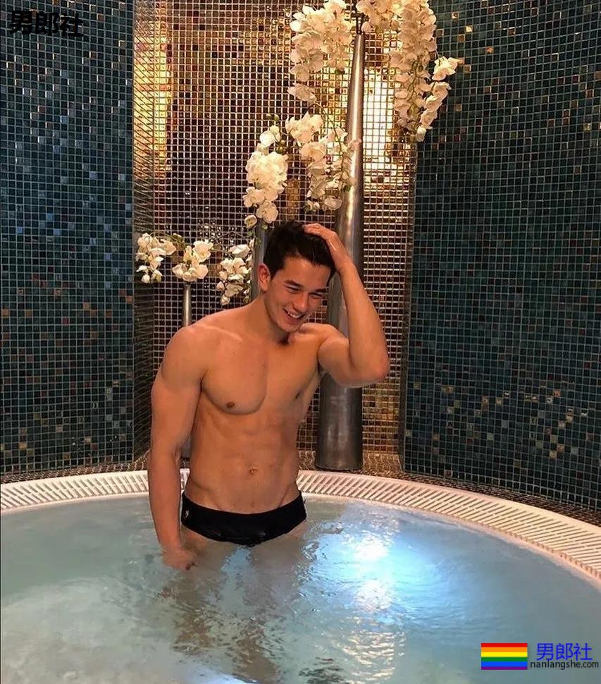 后翘肌肉老师刷爆网络！高帅筋肉男模又憨又坏，被他帅到窒息！ - 51虹马