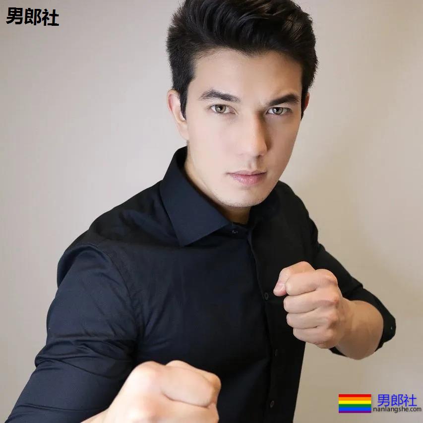 后翘肌肉老师刷爆网络！高帅筋肉男模又憨又坏，被他帅到窒息！ - 51虹马