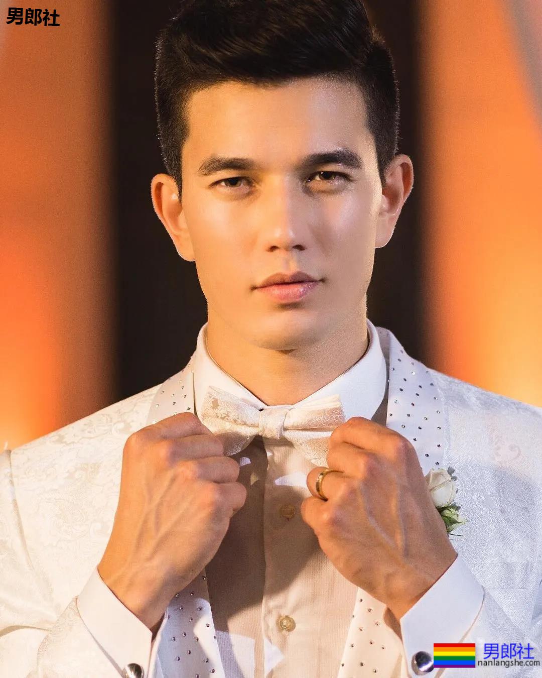 后翘肌肉老师刷爆网络！高帅筋肉男模又憨又坏，被他帅到窒息！ - 51虹马