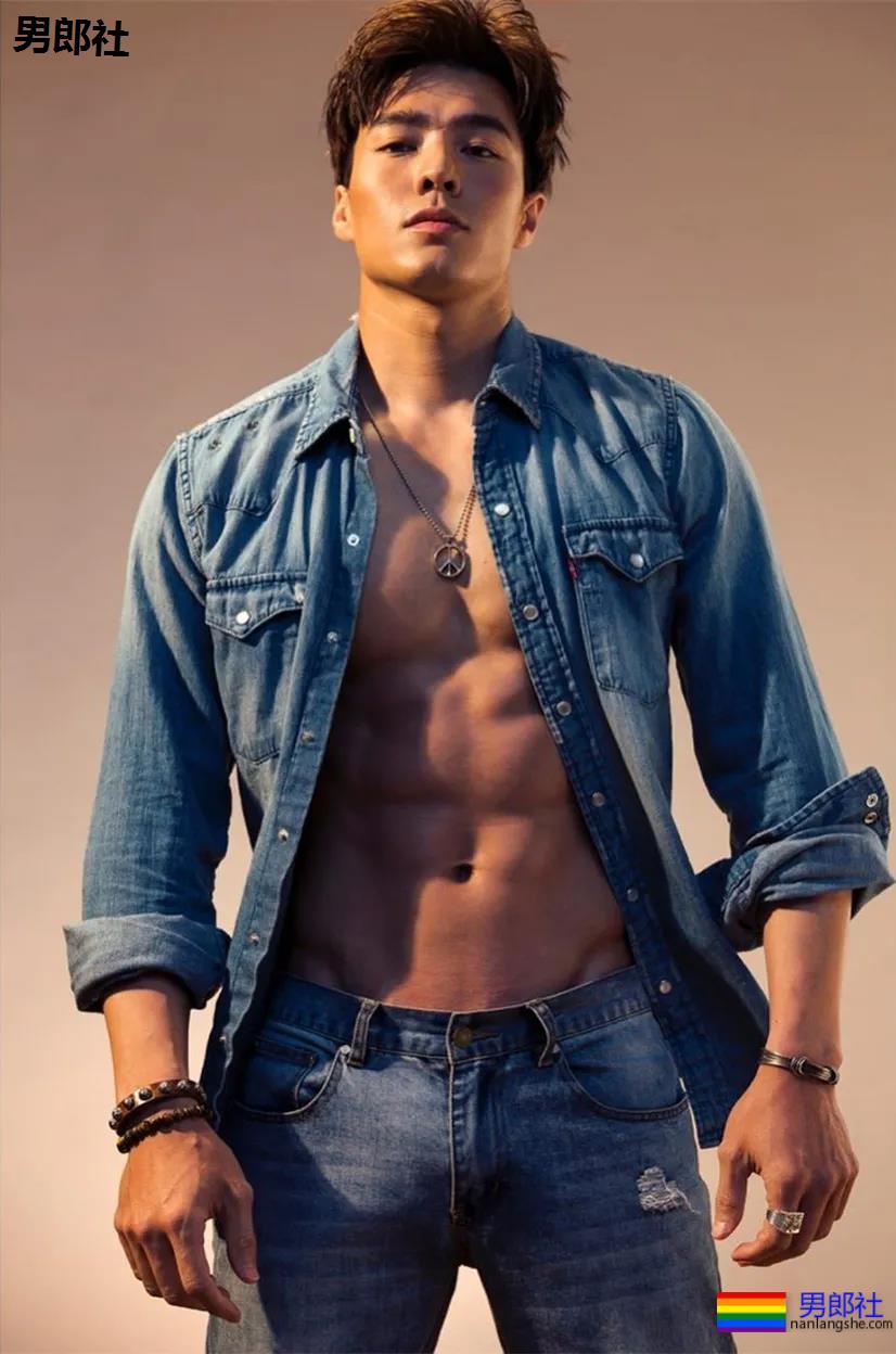 高鼻梁大筋霸男模镜前首脱,大胸腹肌超A腰,这味道太浓了!-51虹马