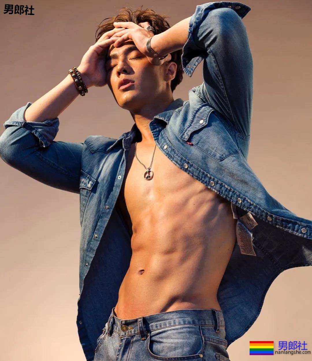 高鼻梁大筋霸男模镜前首脱，大胸腹肌超A腰，这味道太浓了！ - 51虹马