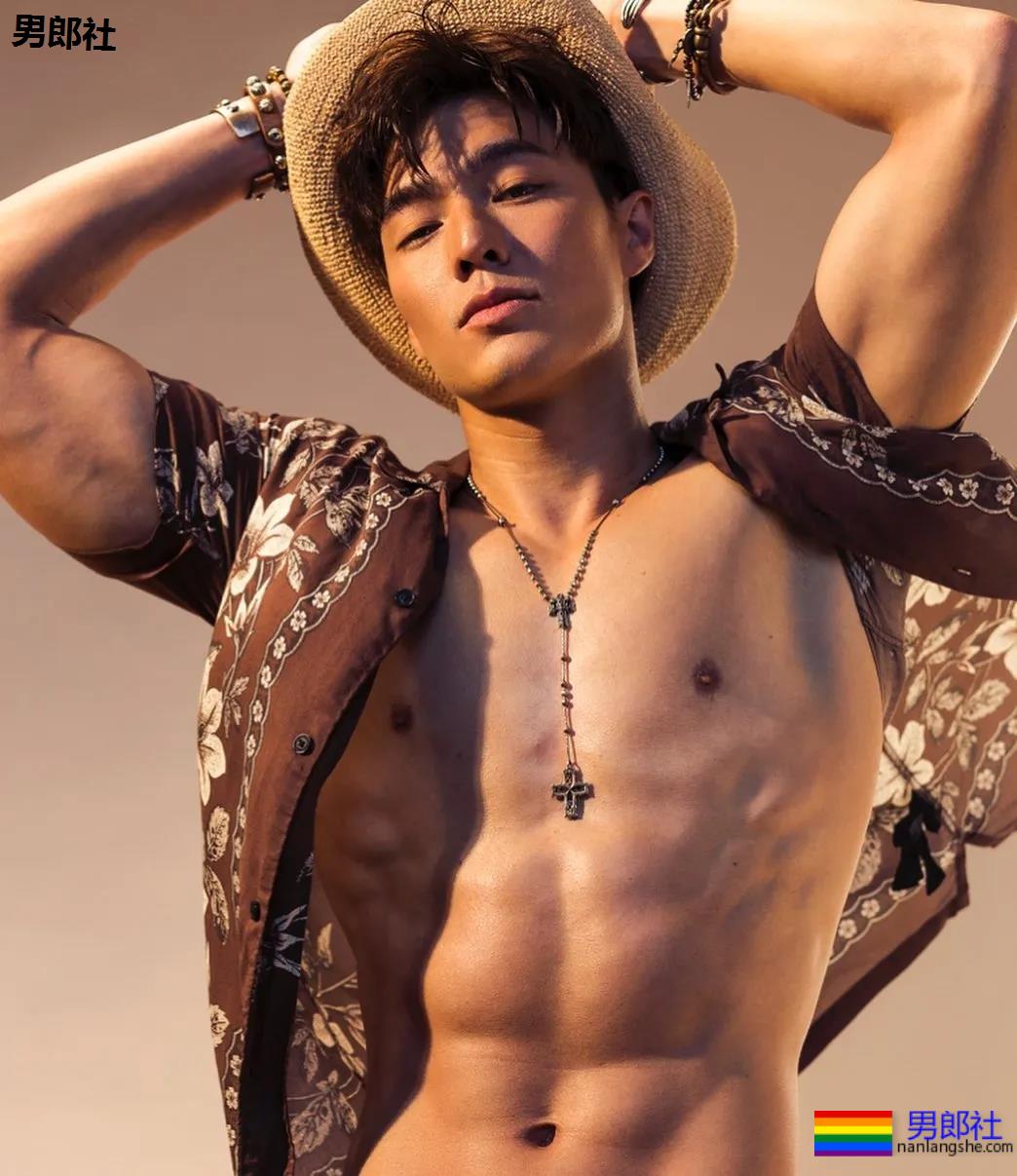 高鼻梁大筋霸男模镜前首脱，大胸腹肌超A腰，这味道太浓了！ - 51虹马