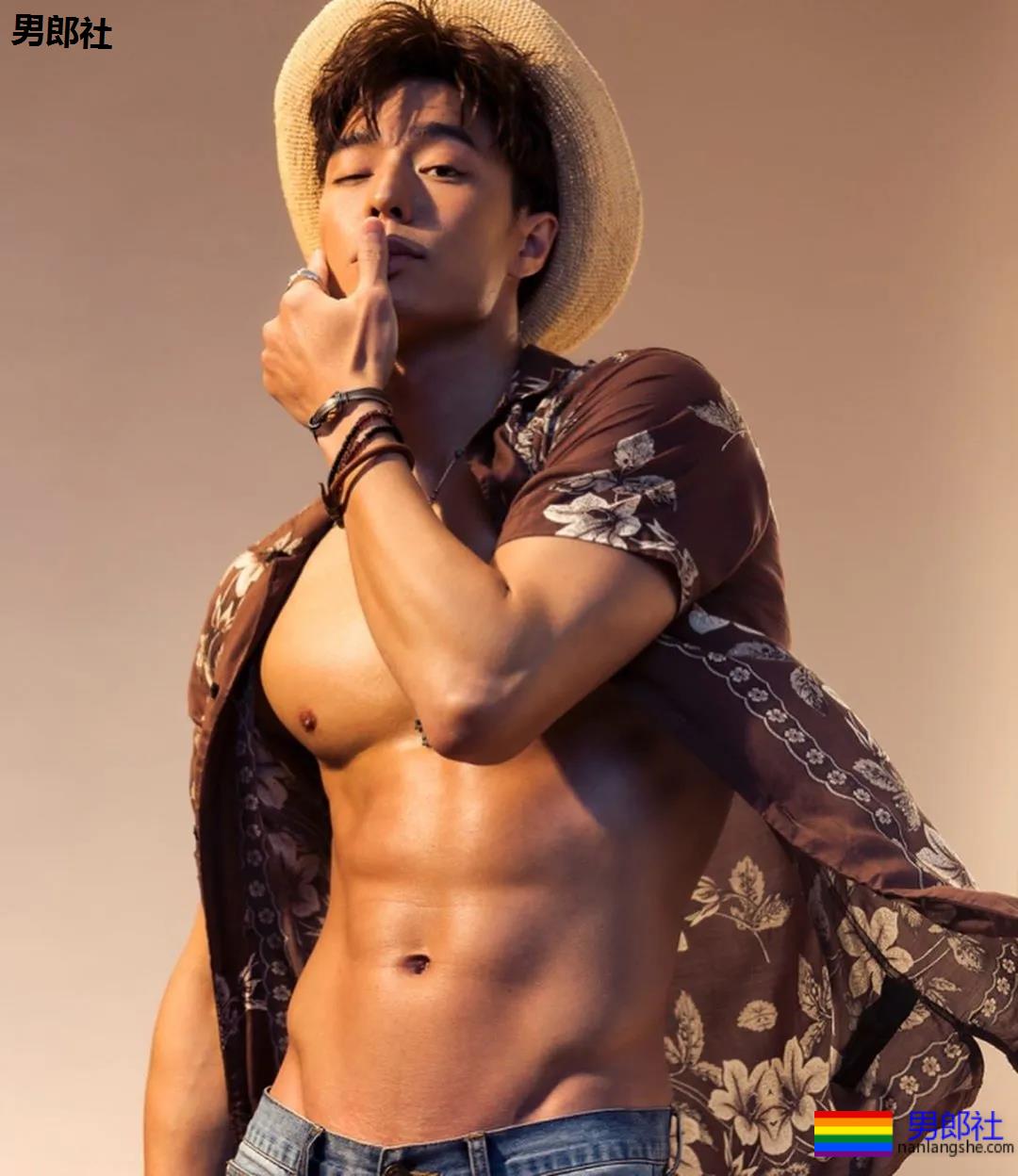 高鼻梁大筋霸男模镜前首脱，大胸腹肌超A腰，这味道太浓了！ - 51虹马