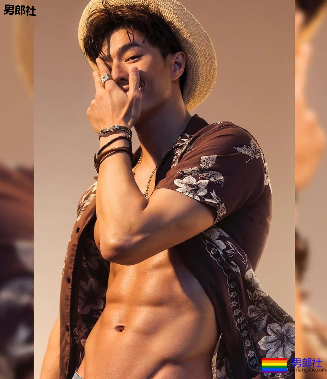 高鼻梁大筋霸男模镜前首脱，大胸腹肌超A腰，这味道太浓了！ - 51虹马