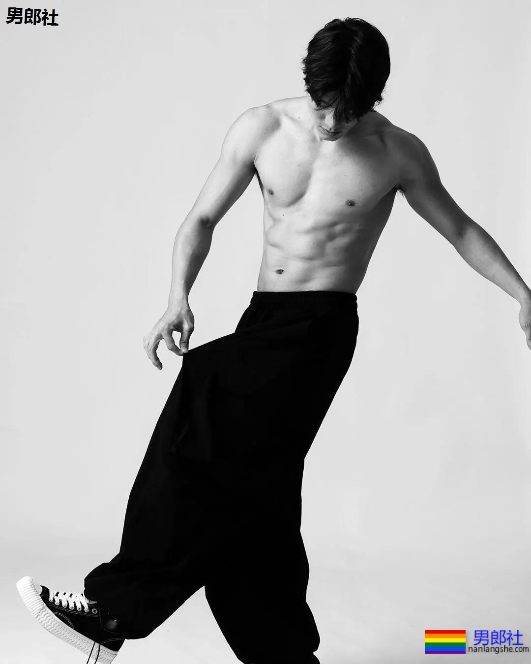 高鼻梁大筋霸男模镜前首脱，大胸腹肌超A腰，这味道太浓了！ - 51虹马