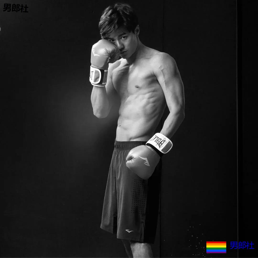 高鼻梁大筋霸男模镜前首脱，大胸腹肌超A腰，这味道太浓了！ - 51虹马