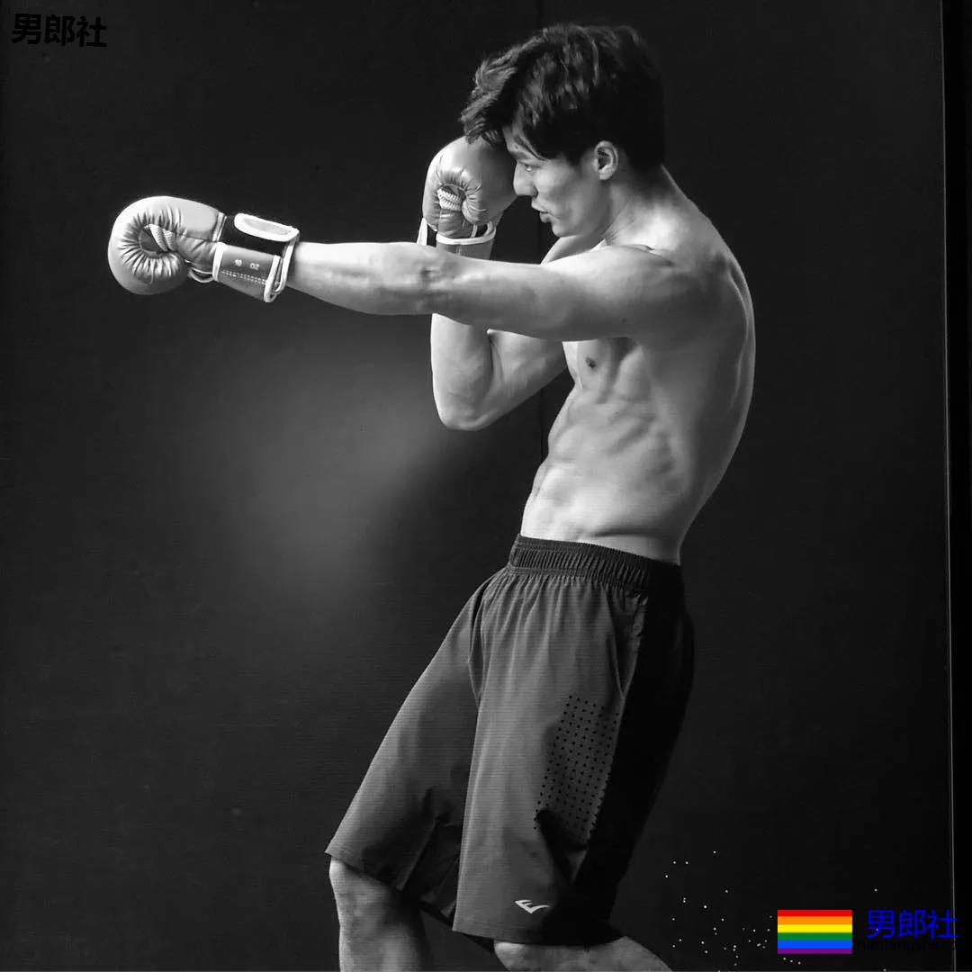 高鼻梁大筋霸男模镜前首脱，大胸腹肌超A腰，这味道太浓了！ - 51虹马