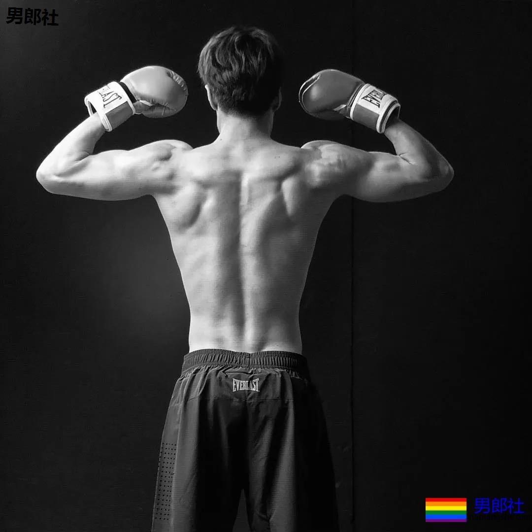 高鼻梁大筋霸男模镜前首脱，大胸腹肌超A腰，这味道太浓了！ - 51虹马