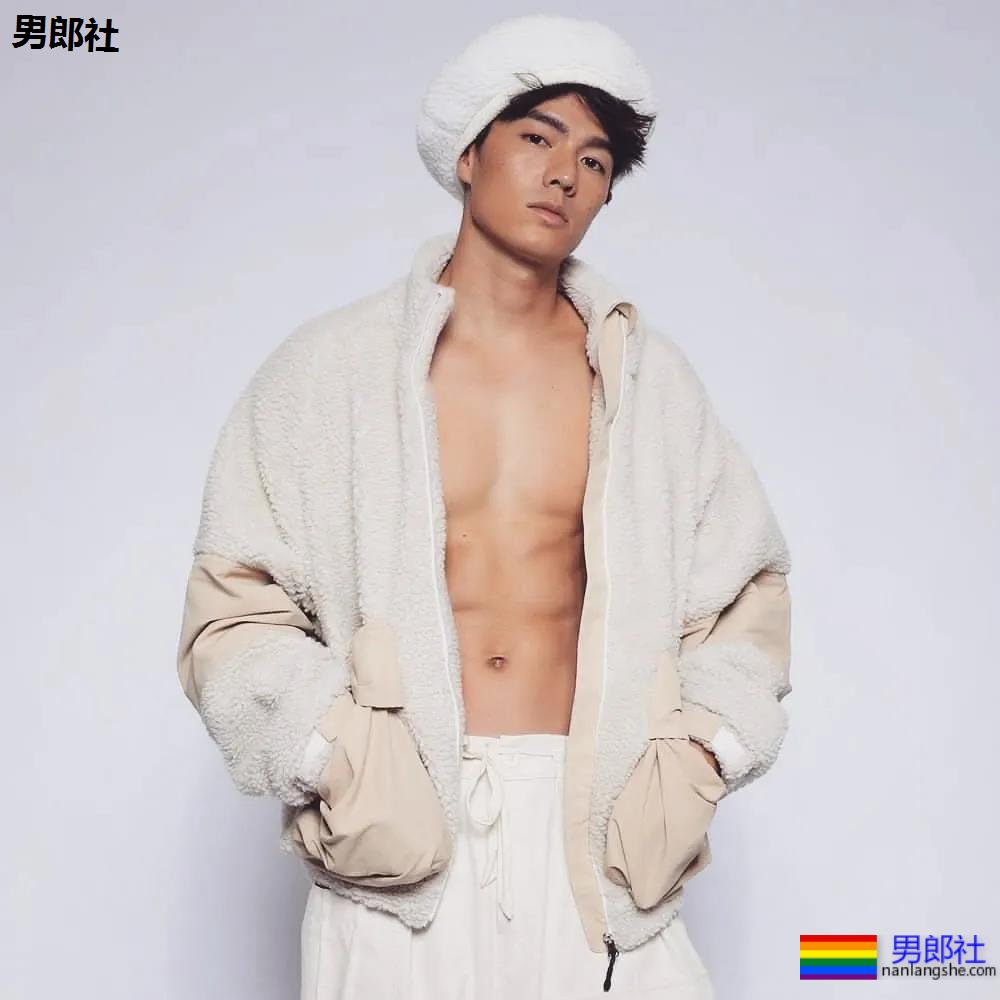 高鼻梁大筋霸男模镜前首脱，大胸腹肌超A腰，这味道太浓了！ - 51虹马