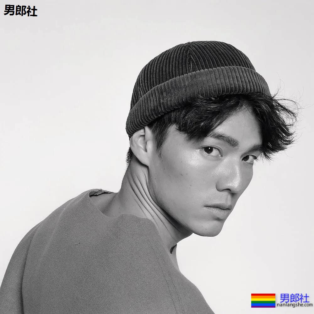 高鼻梁大筋霸男模镜前首脱，大胸腹肌超A腰，这味道太浓了！ - 51虹马