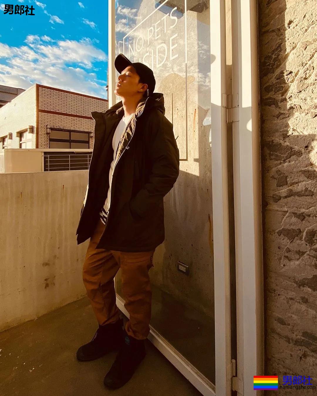 高鼻梁大筋霸男模镜前首脱，大胸腹肌超A腰，这味道太浓了！ - 51虹马