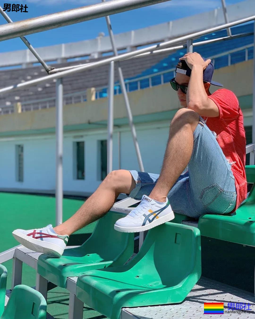 高鼻梁大筋霸男模镜前首脱，大胸腹肌超A腰，这味道太浓了！ - 51虹马