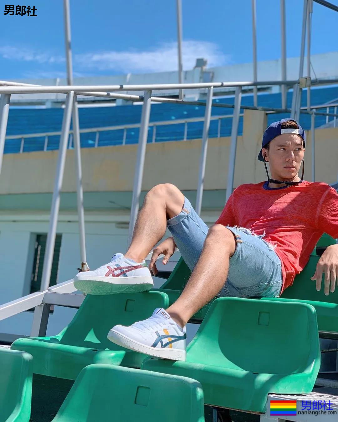 高鼻梁大筋霸男模镜前首脱，大胸腹肌超A腰，这味道太浓了！ - 51虹马