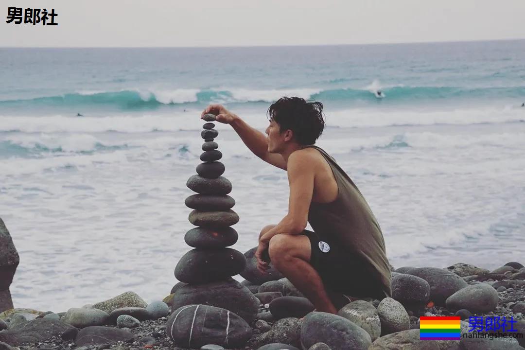 高鼻梁大筋霸男模镜前首脱，大胸腹肌超A腰，这味道太浓了！ - 51虹马