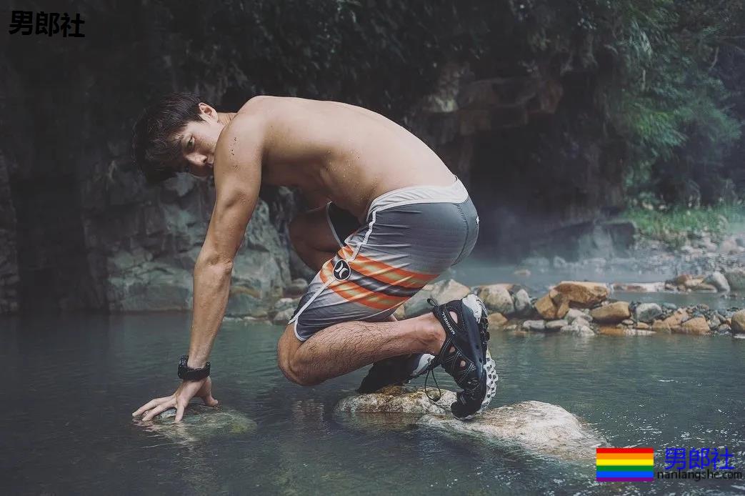 高鼻梁大筋霸男模镜前首脱，大胸腹肌超A腰，这味道太浓了！ - 51虹马