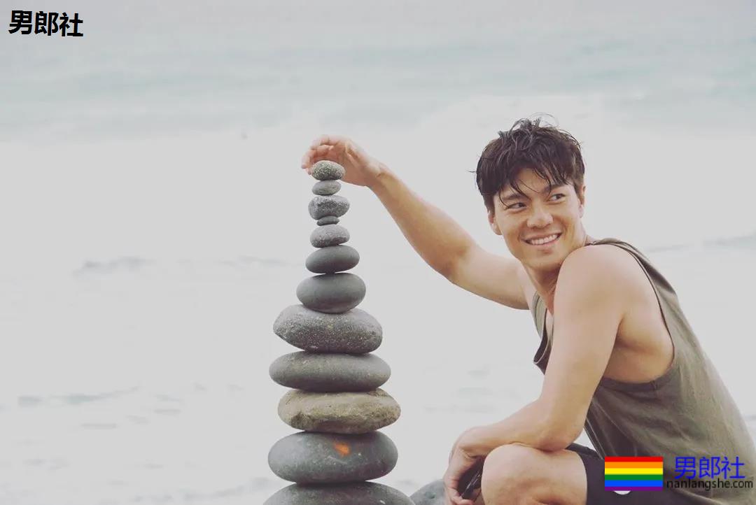 高鼻梁大筋霸男模镜前首脱，大胸腹肌超A腰，这味道太浓了！ - 51虹马