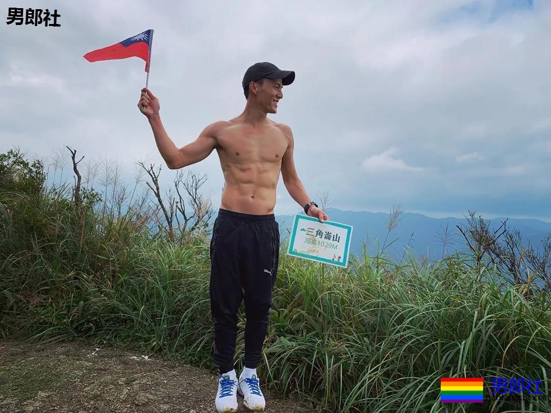 高鼻梁大筋霸男模镜前首脱，大胸腹肌超A腰，这味道太浓了！ - 51虹马