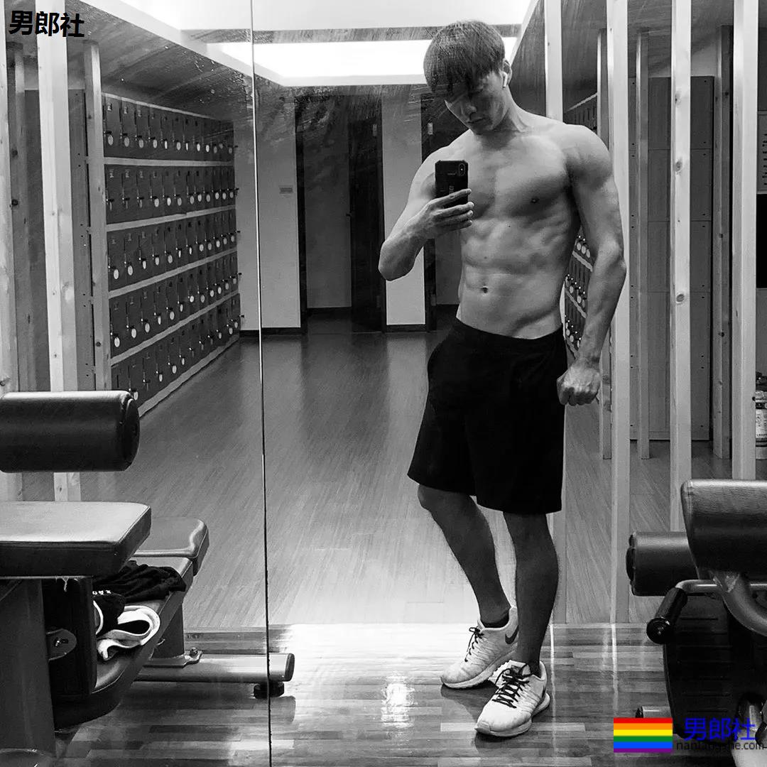 高鼻梁大筋霸男模镜前首脱，大胸腹肌超A腰，这味道太浓了！ - 51虹马