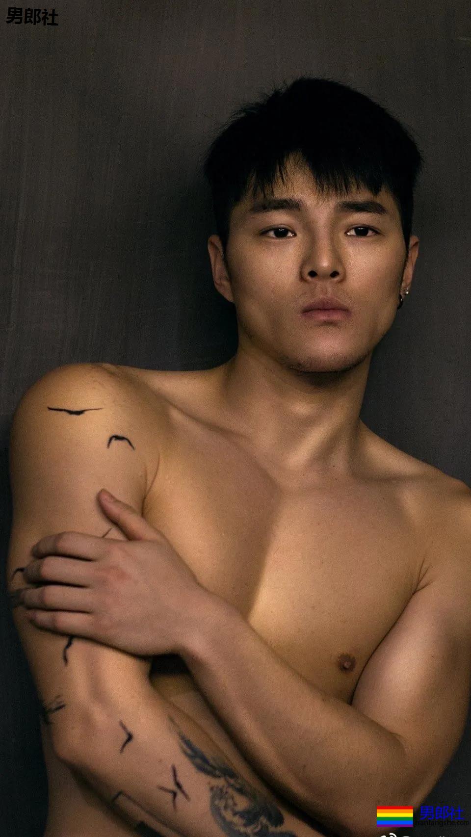 名暖和男票拍大片身材非常火爆，结实的胸肌把衣服涨破了。 - 51虹马