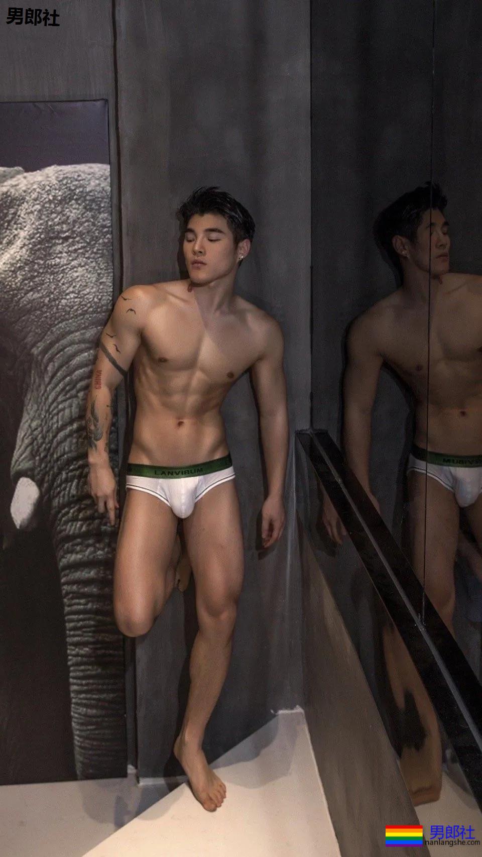 名暖和男票拍大片身材非常火爆，结实的胸肌把衣服涨破了。 - 51虹马