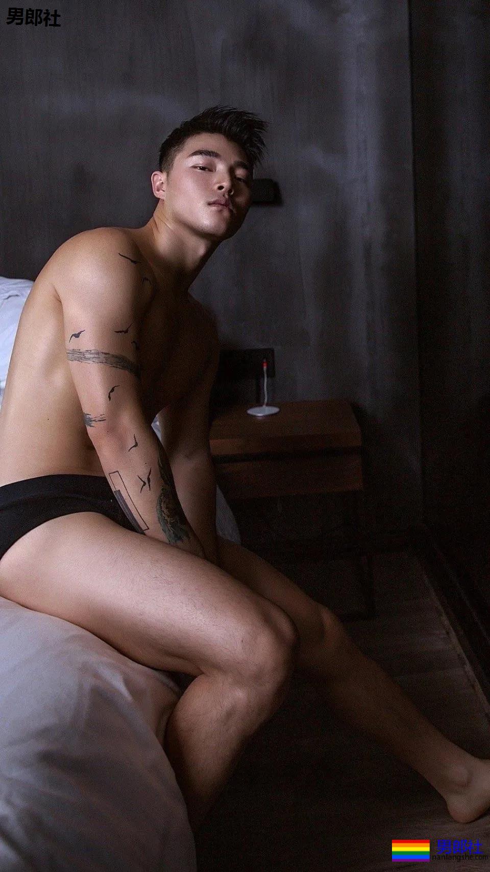 名暖和男票拍大片身材非常火爆，结实的胸肌把衣服涨破了。 - 51虹马