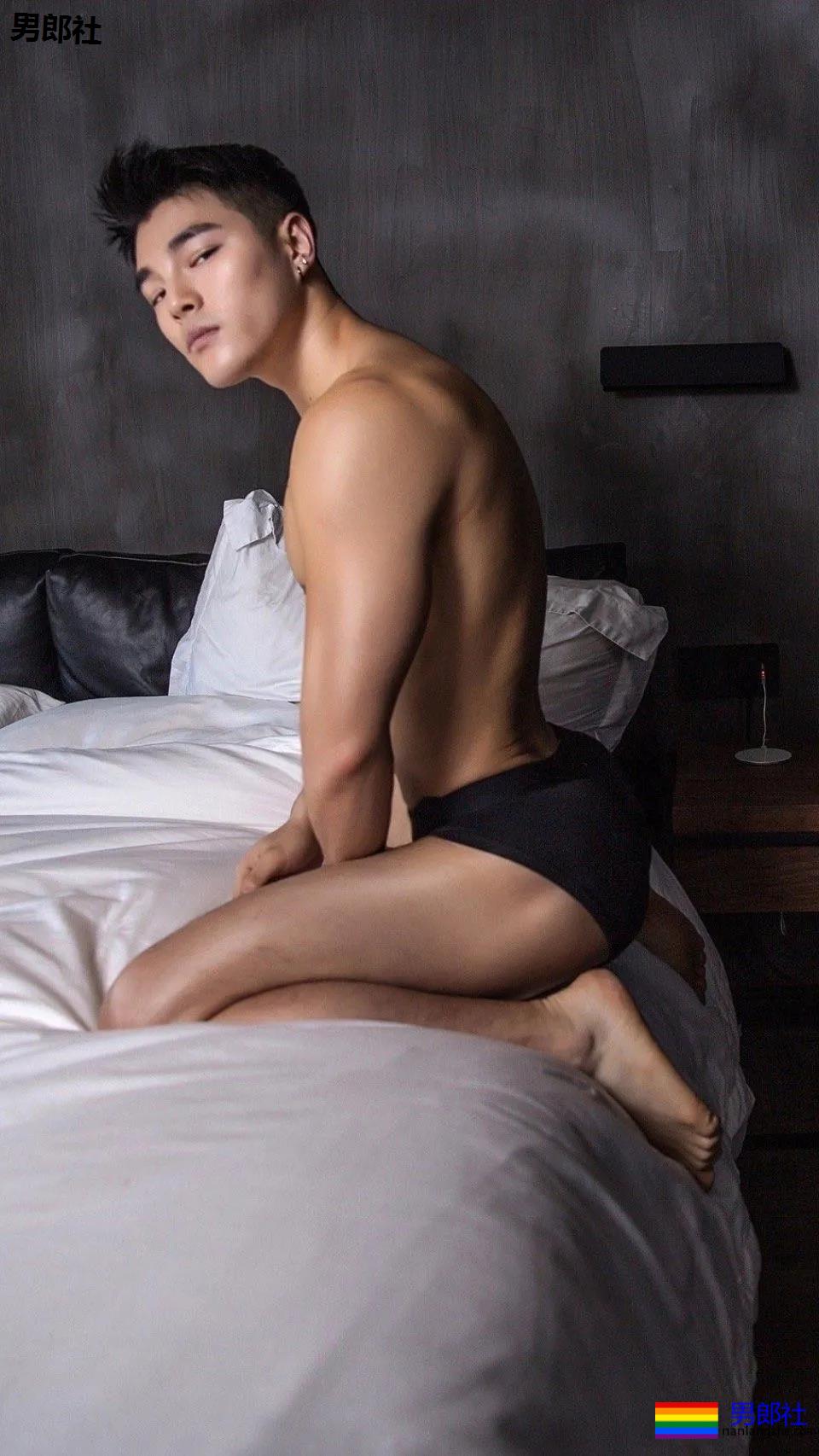 名暖和男票拍大片身材非常火爆，结实的胸肌把衣服涨破了。 - 51虹马