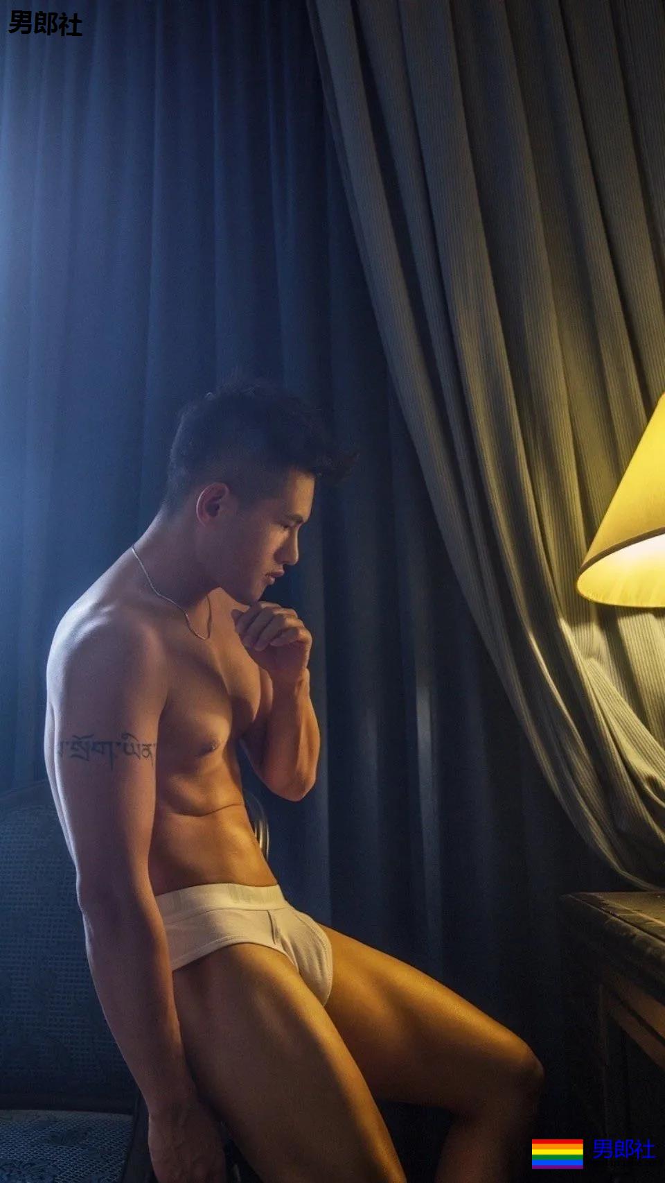 名暖和男票拍大片身材非常火爆，结实的胸肌把衣服涨破了。 - 51虹马